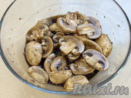 Хорошо перемешать шампиньоны, покрывая их маслом, специями и соевым соусом со всех сторон. Оставить грибы промариноваться на 30 минут. В течение этого времени 2-3 раза шампиньоны нужно аккуратно перемешать, чтобы они равномерно пропитались соевым соусом.