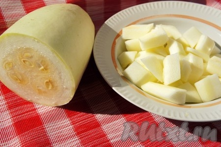 Кабачок нарезать средним кубиком. Если у кабачка жесткая кожура и большие семечки, то их надо предварительно удалить. Добавить 1 литр воды и варить кабачок 5-7 минут после закипания.