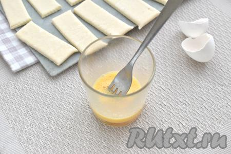 В небольшой посуде (например, в стакане) взбиваем вилкой куриное яйцо до однородности.