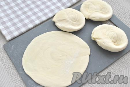 Кусочки теста ставим на срезы и прижимаем сверху ладонью. Получившиеся заготовки раскатываем в лепёшки диаметром примерно 14-15 сантиметров.