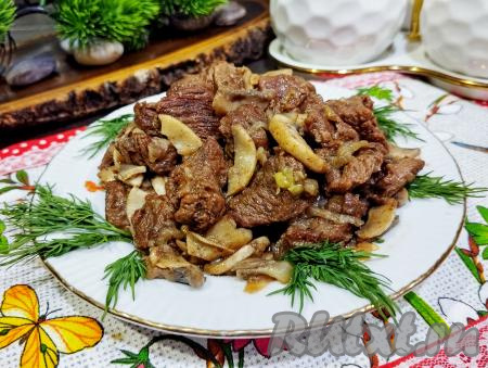 Говядина с шампиньонами на сковороде