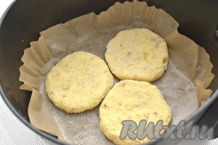 Котлету, сформированную из картофельного пюре и обваленную в муке, выкладываем в чашу аэрогриля, застеленную пергаментом. Аналогично, не забывая смачивать руки водой, формируем столько котлет, сколько у вас одновременно поместятся в чашу аэрогриля (у меня поместились 3 котлеты). Отправляем чашу в аэрогриль. Устанавливаем температуру 200 градусов, время - 20 минут.&nbsp;