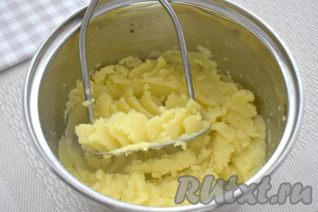 Из кастрюли со сварившейся картошкой сливаем всю воду. Разминаем картофель толкушкой&nbsp;до получения однородного пюре. Даём картофельному пюре остыть.