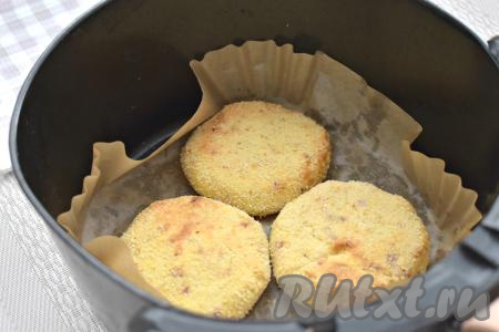 Через 15 минут с начала запекания достаём чашу из аэрогриля, котлеты из картофельного пюре переворачиваем, снова отправляем в аэрогриль и готовим 5 минут (до звукового сигнала аэрогриля, сообщающего об окончании приготовления). Аналогично формируем, обваливаем и запекаем оставшиеся 3 котлеты.