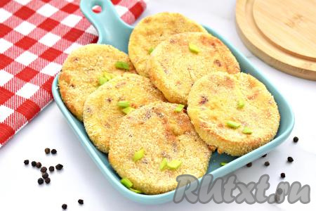 Аппетитные, сытные, вкусные котлеты, приготовленные из картофельного пюре в аэрогриле, к столу подаём горячими.