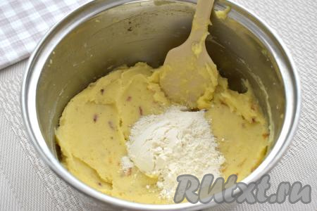 Всыпаем в картофельное пюре 2 столовых ложки муки, перемешиваем до однородности. Затем добавляем 1 столовую муки, перемешиваем. Итоговое картофельное тесто должно получиться вязким, если сжать его в руке, оно будет держать форму. Я для получения картофельного теста нужной консистенции в общей сложности добавила 3 столовых ложки муки. Но, если необходимо, можете добавить ещё 0,5-1 столовую ложку муки.&nbsp;