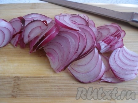 Лук нарезать полукольцами.