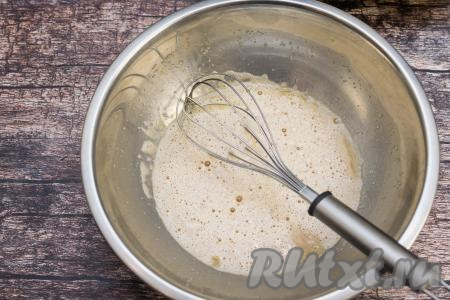 Венчиком взбить яйца с сахаром и солью в течение 2-3 минут. В процессе взбивания яичная смесь должна стать однородной и более светлой.