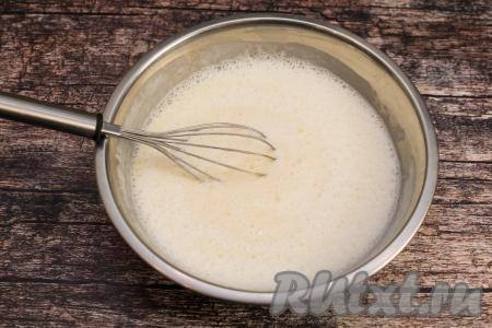 Перемешать кефирно-яичную смесь венчиком до однородности.
