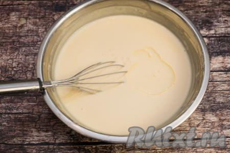 Именно кипятком регулируется в этом рецепте консистенция блинного теста. Тесто должно стать достаточно жидким, но и совсем жидким, как вода, оно быть не должно. Дать тесту для блинов, замешанному на кефире и кипятке, постоять минут 10, чтобы клейковина муки набухла. Затем влить в тесто 2 столовых растительного масла, перемешать.