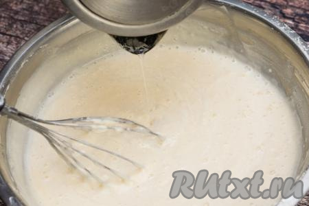 Вскипятить 300 миллилитров воды и небольшой струйкой, непрерывно перемешивая венчиком, начать вливать кипяток в миску с блинным тестом.