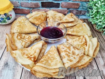 И мне, и моим близким очень нравятся эти эластичные, покрытые большим количеством дырочек, блины, замешанные на 500 миллилитров кефира с кипятком. Советую и вам приготовить!