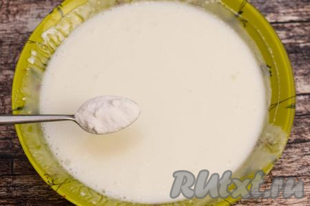 Отмерить 500 миллилитров кефира, влить в глубокую тарелку, всыпать соду, перемешать.