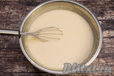 Затем всыпать в миску всю муку, вмешать её венчиком в тесто. Блинное тесто на этом этапе получится вязким.