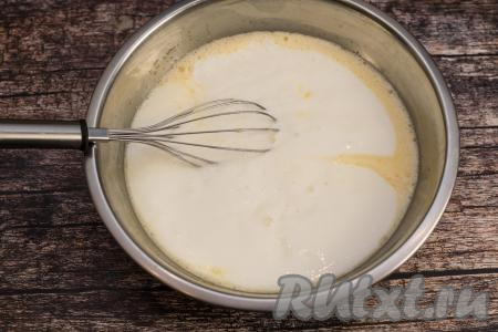 В миску с яичной смесью влить запенившуюся смесь кефира и соды.