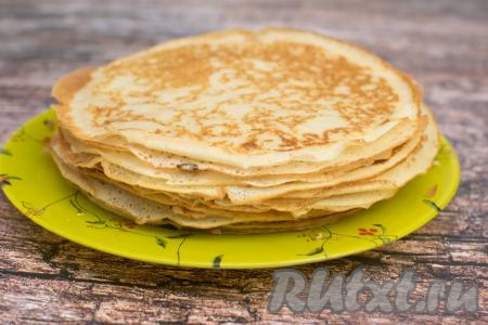 Готовый блин переложить со сковороды на тарелку. Перемешивая тесто перед жаркой очередного блина и смазывая поверхность сковородки маслом по мере необходимости, постепенно пожарить все блинчики, складывая из стопочкой на тарелку. Из теста, замешанного на 500 мл кефира с добавлением кипятка, я испекла 25 блинов.