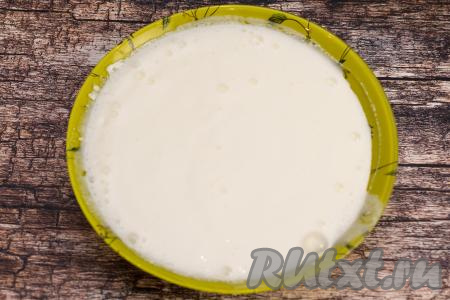 Дать смеси кефира и соды постоять 5-7 минут. За это время кефир вступит в реакцию с содой, немного увеличится в объёме, его поверхность покроется пузырьками.