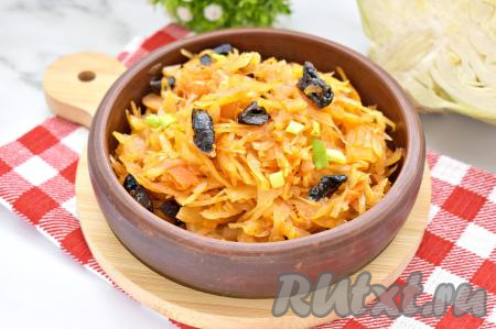 Нежную, вкусную, аппетитную капусту, тушёную с черносливом, раскладываем со сковороды по тарелкам и в горячем виде подаём к столу.