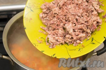 После того как картошка с морковкой с момента закипания проварятся 10 минут, добавить в кастрюлю тушёнку, размятую вилкой.