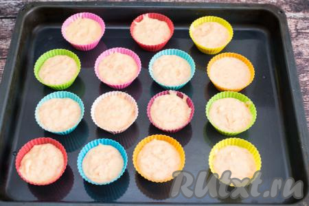 Кексы из морковного теста, замешанного на кефире, я выпекала в силиконовых формочках. Силиконовые формочки я не смазывала маслом перед выкладыванием теста. Формочки для выпечки заполнить морковным тестом примерно на 3/4 объёма. Постановить формочки на противень и отправить в разогретую до 180 градусов духовку.