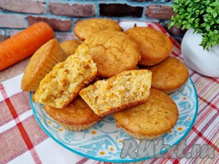 А вот как морковные кексы, замешанные на кефире, выглядят в разломе. Они получаются слегка влажноватыми, в меру сладкими, пористыми. Морковка в выпечке практически не ощущается, но делает кексы очень аппетитными и более полезными.