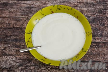 Дать смеси кефира и соды постоять 5-7 минут. За это время сода погасится в кислой среде кефира, поэтому кефир увеличится в объёме, на его поверхности появится большое количество пузырьков..