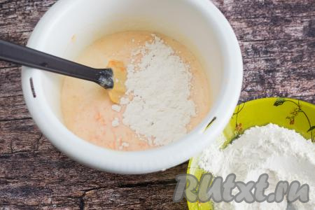 Отмерить муку. Небольшими порциями подсыпать муку в морковно-кефирную смесь, каждый раз полностью вмешивая её лопаткой.