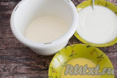 Растопить сливочное масло. Я обычно кладу маслом в тарелку, растапливаю в микроволновке, когда часть масла становится жидким, я достаю тарелку с достаточно горячим маслом из микроволновки и перемешиваю ложкой до полного растворения масла, благодаря этому не приходится ждать, пока растопленное масло остынет.