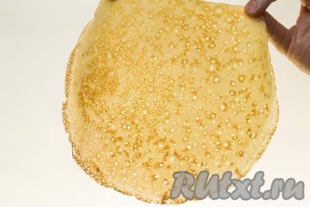 Посмотрите, какими аппетитными получаются эти нежные манные блины, замешанный на кефире.