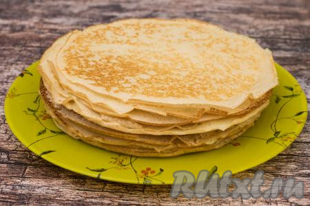 Вот такая стопка блинов у меня получилась. Из предложенного количества ингредиентов на сковороде диаметром 20 сантиметров я пожарила 18 блинов.