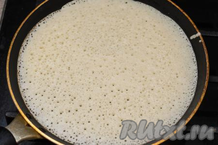 Сковороду немного смазать растительным маслом, хорошо прогреть на среднем огне. Влить небольшой половник теста, сразу же распределить тесто по дну сковороды. Как только блинчик покроется мелкими дырочками и на его поверхности не будет влажных мест, можно переворачивать. Блины, замешанные на кефире с манкой и кипятком, хорошо переворачиваются, не рвутся.