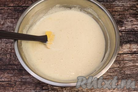 Вмешать соду и яйца в блинное тесто.