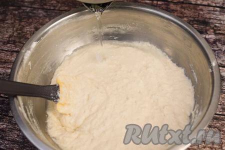 Вскипятить 300 миллилитров воды, затем тонкой струйкой, стараясь одновременно перемешивать тесто лопаткой (или венчиком), влить воду в тесто.