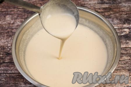 После того как тесто постоит, оно станет более плотным и не таким жидким.