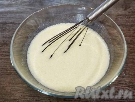 В миску с яичной смесью вливаем молоко, растительное масло, перемешиваем венчиком до однородности.