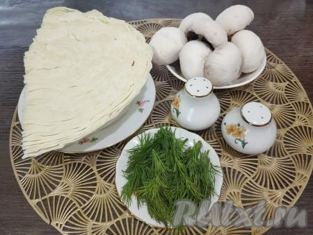 Подготовим продукты для начинки из капусты и грибов для блинов. Капусту очищаем от верхних листьев, промываем водой. Шампиньоны ополаскиваем водой, убирая с грибов загрязнения, затем обсушиваем.