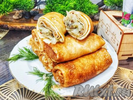 Нежные, аппетитные, вкусные блины с капустой и грибами подаём к столу в горячем виде подаём к столу.