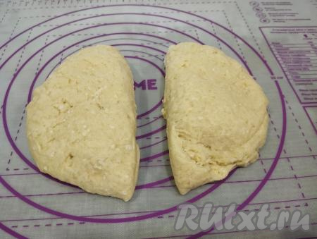 Поднявшееся тесто обминаем. Отделяем совсем немного теста для украшения пирога. Оставшееся тесто делим на 2 равных части.