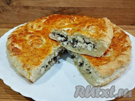 Готовую выпечку достаём из духовки, даём немного остыть, перекладываем на тарелку. К столу этот пирог можно подавать и тёплым, и полностью остывшим.