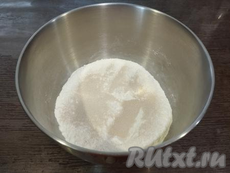 В объёмной миске соединяем соль, сахар, 400 грамм просеянной муки, дрожжи, перемешиваем сухие ингредиенты.