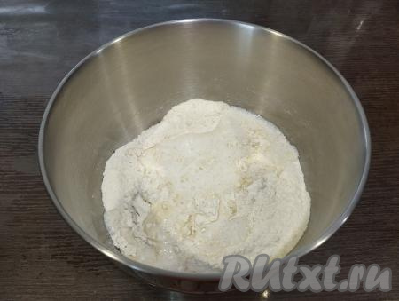 К сухим ингредиентам добавляем тёплую смесь кефира и масла, аккуратно перемешиваем вначале тесто столовой ложкой.