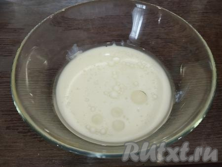 Кефир вместе с растительным маслом соединяем в глубокой тарелке и подогреваем примерно до 37 градусов. Если нет термометра, можно измерить температуру пальцем, смесь кефира и масла должна быть тёплой, приятной по ощущениям. Я подогреваю смесь кефира и масла до температуры 37 градусов в микроволновке в течение 45-60 секунд, каждые 30 секунд нужно доставать тарелку с кефирно-масляной смесью из микроволновки и перемешивать (продолжительность нагрева зависит от мощности вашей микроволновки).