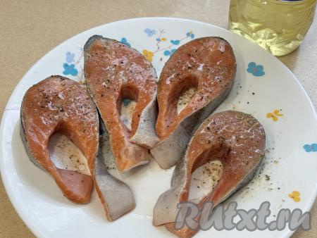 Для этого блюда можно купить форель, уже разделанную на порционные стейки, а затем, если рыба заморожена, разморозить её, промыть водой, обсушить. А можно купить целую рыбку, разморозить её, отрезать голову, плавники, удалить всё из брюшка вместе с чёрной плёночкой, промыть водой, а после этого нарезать форель на кусочки толщиной&nbsp;2,5-3 сантиметра, обсушить бумажным полотенцем. Подготовленные стейки форели посолить и поперчить с двух сторон, сбрызнуть маслом. Оставить стейки промариноваться на 15 минут.