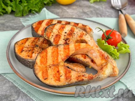 Аппетитные, сочные, нежные стейки форели разложить с аэрогриля по тарелкам, по желанию, сбрызнуть лимонным соком и в горячем виде подать к столу. Отличным дополнением к этой вкусной рыбке станет салат из свежих овощей или гарнир на ваш выбор (например, рис, булгур, картофель).