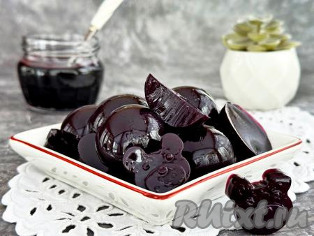 Нежный, вкусный, ароматный мармелад, приготовленный из варенья и желатина в домашних условиях, подать к столу. Этот десерт очень нравится и деткам, и взрослым!