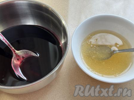 Варенье процедить&nbsp;через сито в отдельную ёмкость, затем отмерить&nbsp;150 миллилитров жидкого варенья без примесей ягод и фруктов - именно столько варенья нам потребуется для приготовления мармелада в домашних условиях.&nbsp;Ягоды или фрукты из варенья, оставшиеся в сите, нам не понадобятся. Перелить 150 миллилитров процеженного жидкого варенья в сотейник (или в кастрюлю) с толстым дном.&nbsp;Желатин всыпать в достаточно глубокую тарелку, влить 100 миллилитров холодной воды, перемешать. Оставить желатин набухать минут на&nbsp;15.