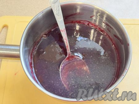 Сотейник (или кастрюлю) с жидким вареньем поставить на достаточно сильный огонь. Довести варенье до кипения, убрать с огня, сразу добавить набухший желатин. Тщательно перемешать столовой ложкой (до полного&nbsp; растворения кристалликов желатина).