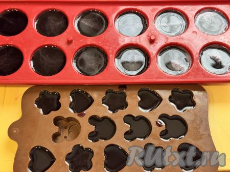 Разлить массу из варенья и желатина по формочкам (или влить в одну форму), дать остыть до комнатной температуры. А затем отправить формочки (или форму) часа на 2-3 (до полного застывания мармелада) в холодильник.&nbsp;