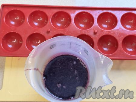 Я формировала мармелад в порционных силиконовых формочках для конфет. Для того чтобы проще было разливать получившуюся массу из варенья и желатина по небольшим формочкам, я перелила приготовленную массу в мерный стакан с носиком, а затем разлила по формочкам. Но можно формировать мармелад и в одной силиконовой форме подходящего размера, можно использовать и не силиконовую ёмкость, предварительно застелив её пищевой плёнкой.