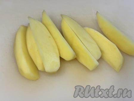 Нарезать картошку на длинные дольки, как для картошки по-деревенски.